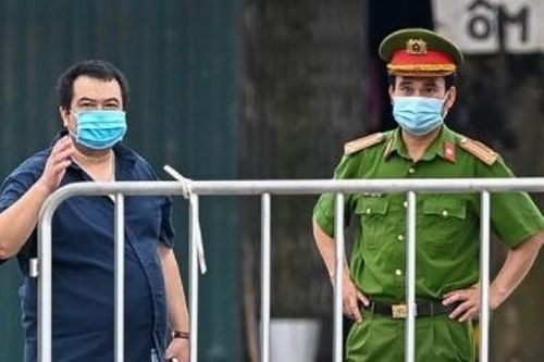 Không qua được chốt kiểm dịch, công nhân đi nhờ thuyền đến công ty