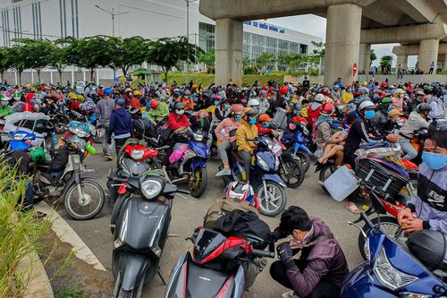 Người dân đổ xô về quê, cửa ngõ phía đông TP.HCM ùn tắc