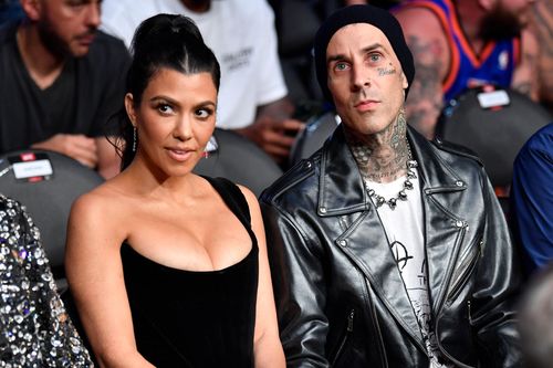 Travis Barker lần đầu đi máy bay sau 13 năm