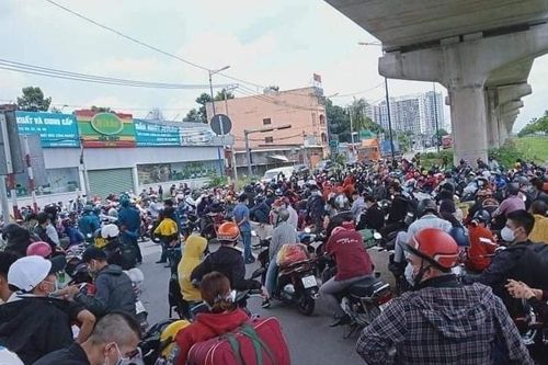 Người dân lại ùn ùn tìm cách chạy khỏi TP Hồ Chí Minh: Nghĩ vừa giận vừa thương!