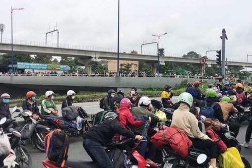 Người dân ùn ùn về quê bằng xe máy được vận động ở lại TPHCM