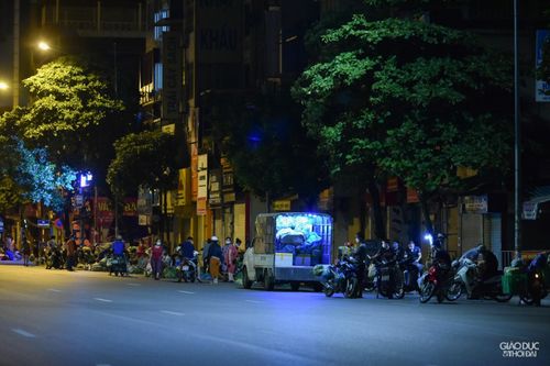 Chợ cóc mở từ đêm đến sáng sớm, người bán người mua không tuân thủ 5K phòng dịch