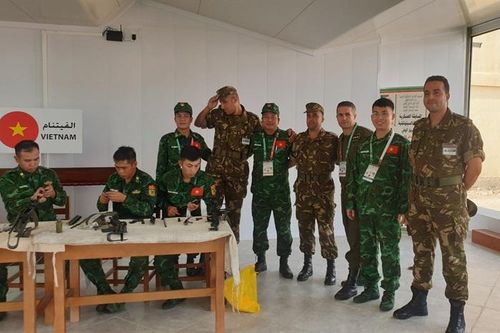 Đội tuyển chó nghiệp vụ QĐND Việt Nam huấn luyện bài thi 'Tay súng thiện xạ'