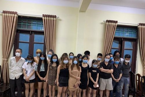 Người trong quán karaoke chui vào chuồng gà, nhảy ao tẩu thoát khi lực lượng chức năng kiểm tra