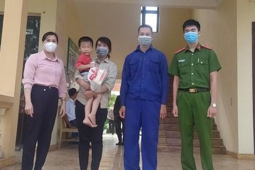 Tìm người thân cho bé trai 3 tuổi đi lạc