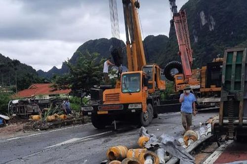 Tai nạn liên hoàn lúc nửa đêm, 3 ô tô nát bét sau va chạm kinh hoàng