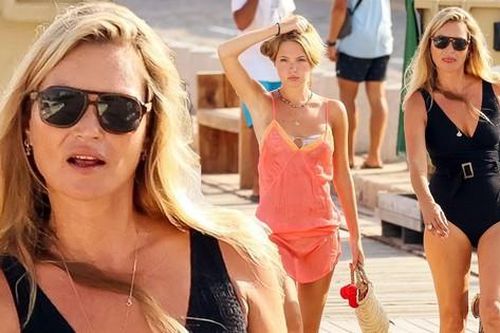 Kate Moss diện áo tắm xẻ ngực sâu 'đọ dáng' với con gái trong chiếc váy mỏng tang