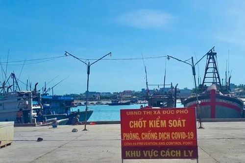 Quảng Ngãi: Hàng trăm ngư dân đòi tự cách ly ngay tại tàu cá