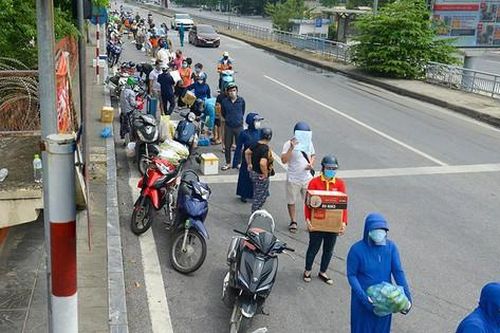 Người Hà Nội 'đội nắng' xếp hàng dài gửi đồ tiếp tế vào khu phong tỏa Chương Dương
