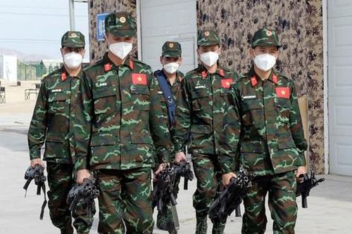 Đội tuyển Hóa học Việt Nam nhận súng tiểu liên, xe trinh sát NBC