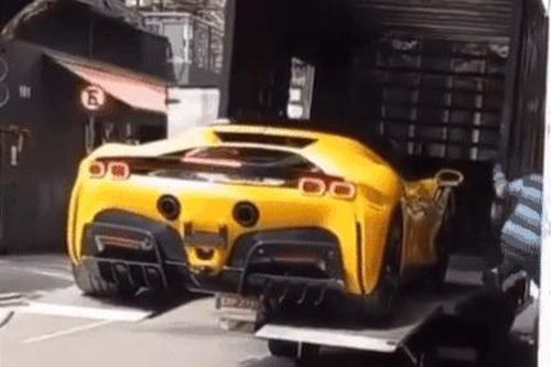 Siêu xe Ferrari bị rơi từ cầu nâng trên xe tải