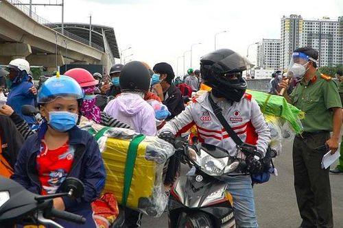 Dân nghèo đổ về quê gây ùn tắc, công an lập rào, phát loa vận động ở lại