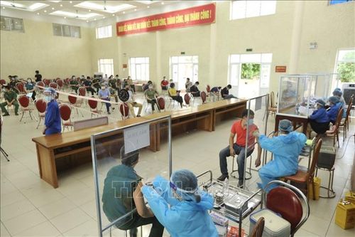 Tiêm vaccine cho người dân, lực lượng tuyến đầu tại Thanh Trì, Hà Nội