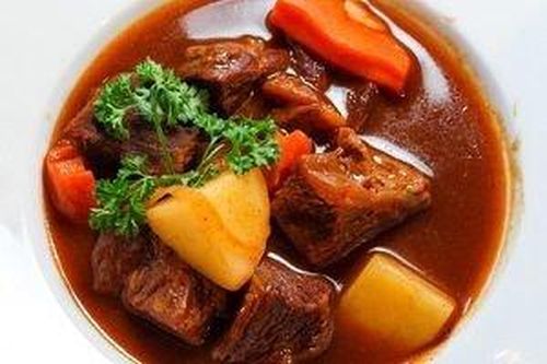 Ăn thịt ướp bột màu mua ở chợ, thanh niên bị hoa mắt, nước tiểu màu đỏ