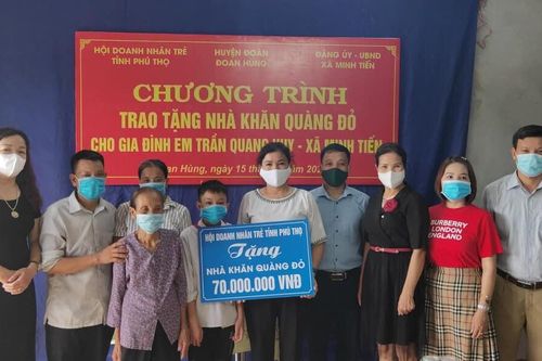 Trao tặng nhà 'Khăn quàng đỏ' cho học sinh có hoàn cảnh khó khăn