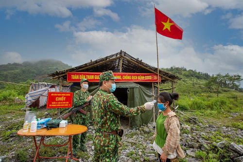 Theo chân bộ đội biên phòng Mường Khương chống dịch