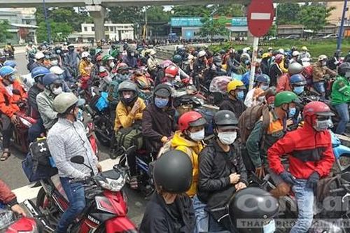 TPHCM: Công an ra sức vận động hàng trăm người về quê tự phát quay lại nơi tạm trú