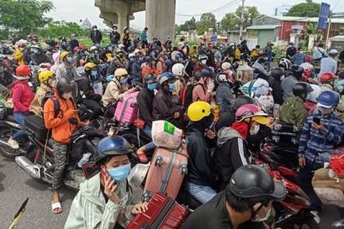 TPHCM: Hơn 500 người đi xe máy tự phát về quê đã quay lại nơi tạm trú