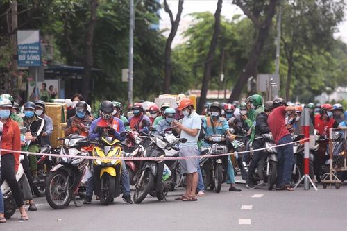 Người về quê vạ vật ở cửa ngõ, CSGT TP.HCM hướng dẫn người dân quay lại