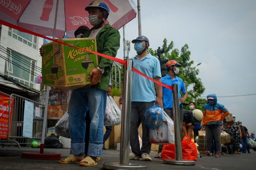 Hà Nội: Dân xếp hàng gửi tiếp tế trước khu vực phong tỏa ở phường Chương Dương