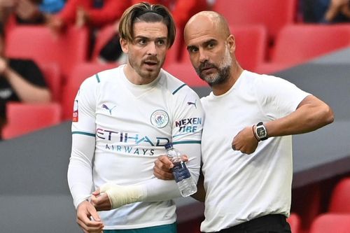 HLV Klopp chê Man City tiêu tiền hoang phí, Pep Guardiola phản bác