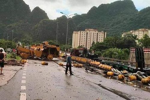 Tai nạn liên hoàn lúc nửa đêm, 3 ô tô nát bét và 2 người thương nặng sau va chạm kinh hoàng