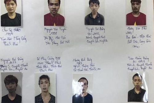 Bị đèn pha rọi... nhóm thanh niên vác điếu cày đánh gục tài xế, cướp xe máy