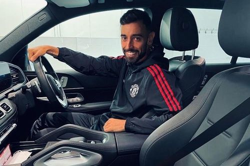 Bruno Fernandes cầm lái chiếc GLE chở quả bóng đặc biệt về nhà