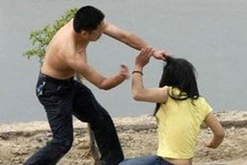 Vợ tố cáo bị chồng chích điện, dìm xuống ao