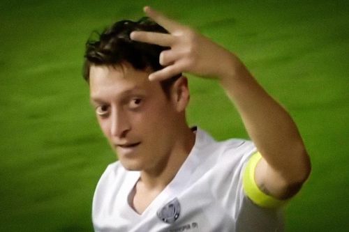 Ozil dùng đùi ghi bàn định đoạt trận đấu
