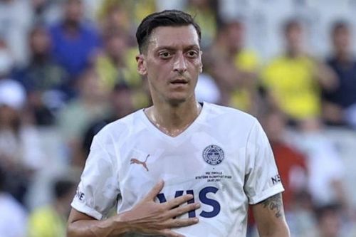Ozil ghi bàn đầu tiên sau khi rời Arsenal