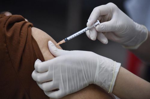 Có nên uống thuốc chống dị ứng trước khi tiêm vaccine Covid-19?
