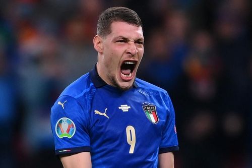 Tiền đạo vô địch Euro 2020 bị đối thủ đạp vào chân
