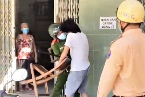 Người đàn ông không mang khẩu trang, ném ghế vào công an