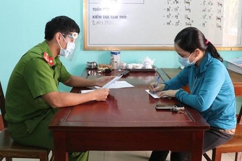 Cán bộ trường học sửa giấy xét nghiệm Covid-19 để qua chốt kiểm dịch