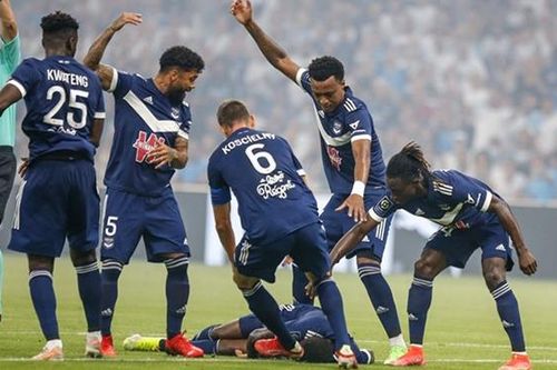 Cầu thủ Ligue 1 bất tỉnh trên sân đấu