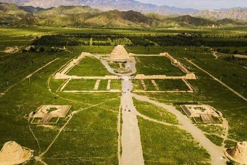 Lăng mộ 1000 năm: 'Chim không dám đậu, cỏ không thể mọc'