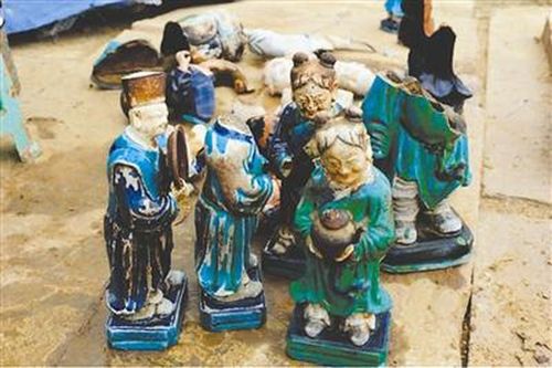 Sững người hai hài cốt hoạn quan 'khăng khít' trong cùng một mộ