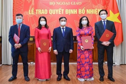 Bộ trưởng Ngoại giao Bùi Thanh Sơn trao quyết định bổ nhiệm 3 Trợ lý Bộ trưởng và Phó Trưởng SOM ASEAN