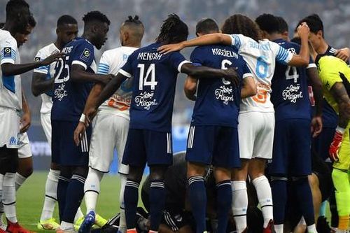 Cầu thủ Ligue 1 đột quỵ trên sân