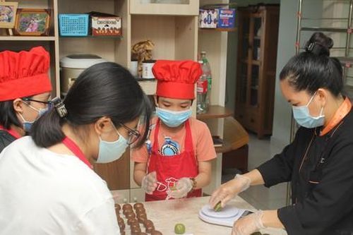 Gửi bánh trung thu yêu thương đến bệnh nhi và y bác sỹ tuyến đầu