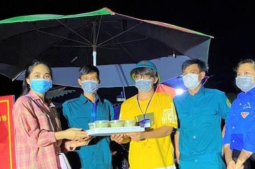 Chàng giám đốc sáng chạy xe từ thiện, tối nấu hàng trăm suất ăn yêu thương