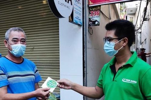 Đà Nẵng đóng logo nhận diện đã xét nghiệm cho các hộ gia đình