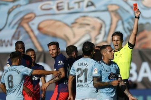Cận cảnh Luis Suarez ăn vạ khiến đồng đội và đối thủ cùng nhận... thẻ đỏ