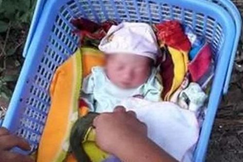 Bé gái sơ sinh bị bỏ rơi trước sân nhà cùng mảnh giấy 'nhờ nhận nuôi cháu'