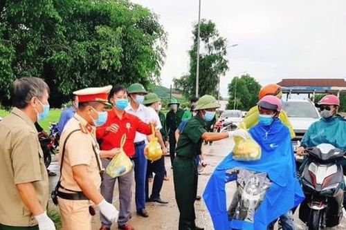 Ký xác nhận cho công dân về từ vùng dịch, 2 phó chủ tịch xã bị đình chỉ công tác