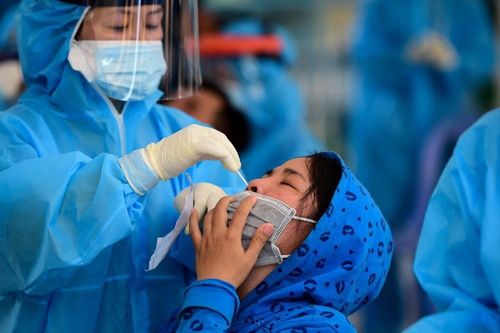 TP.HCM đẩy nhanh tiêm vắc xin, chăm lo lương thực và tiền trọ cho dân