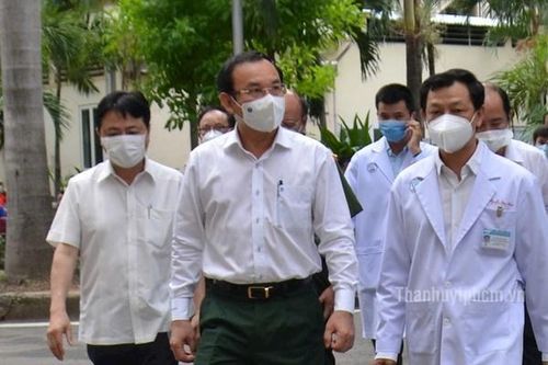 Bí thư TP.HCM: Tiêm vắc xin, xét nghiệm, tổ chức đưa bà con về đàng hoàng