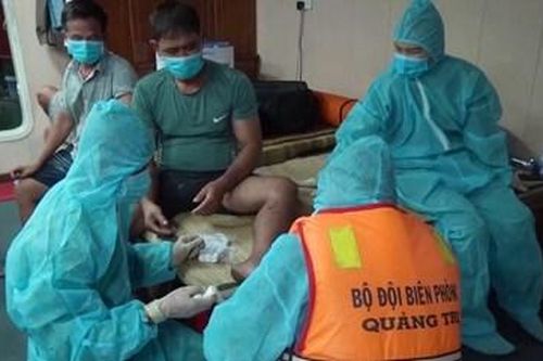 Tìm kiếm 2 thuyền viên mất tích trên vùng biển Quảng Trị