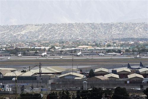 Hàng không quốc tế xoay xở để tránh 'tên bay đạn lạc' tại Afghanistan